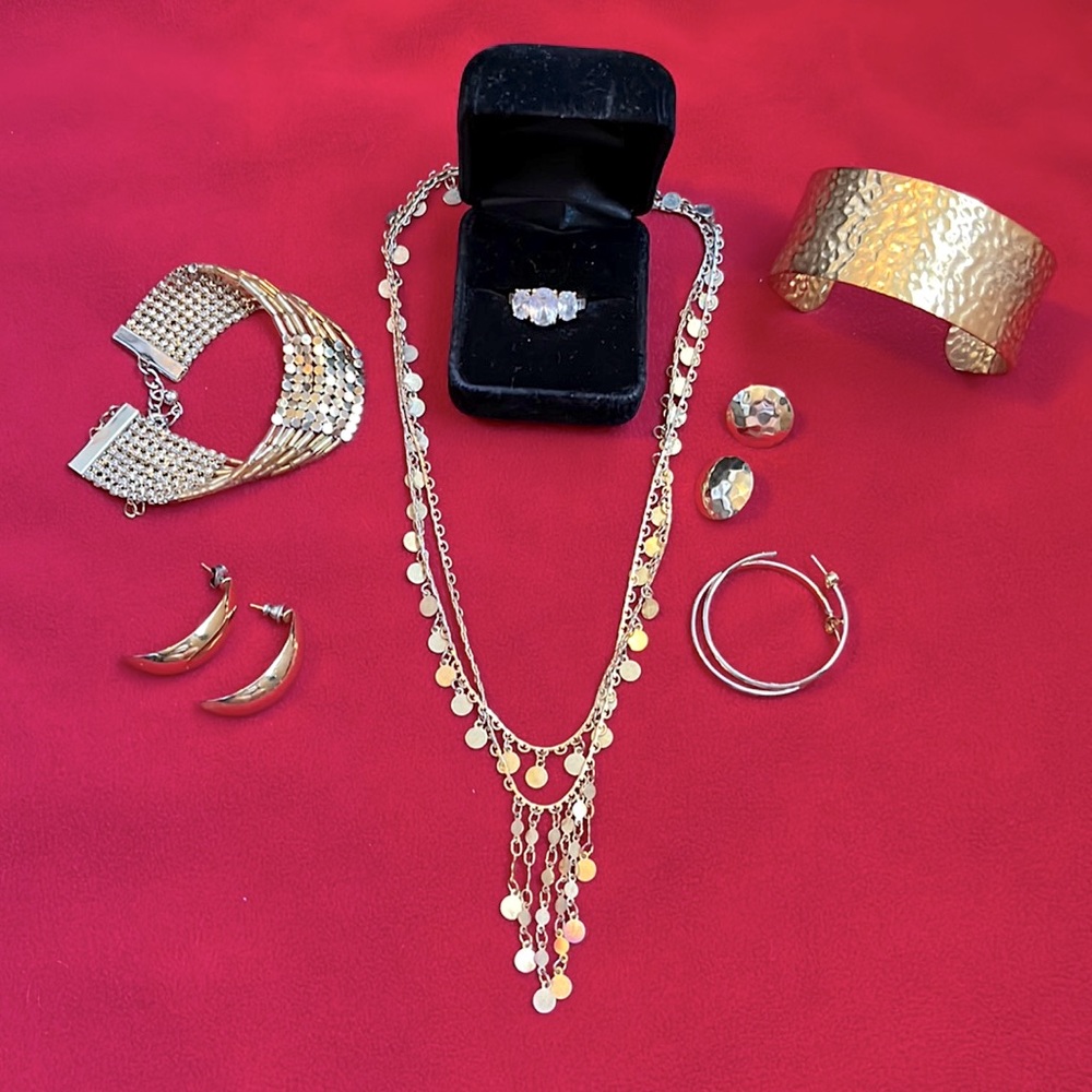 Gold Tone 7 Piece Jewelry Set!